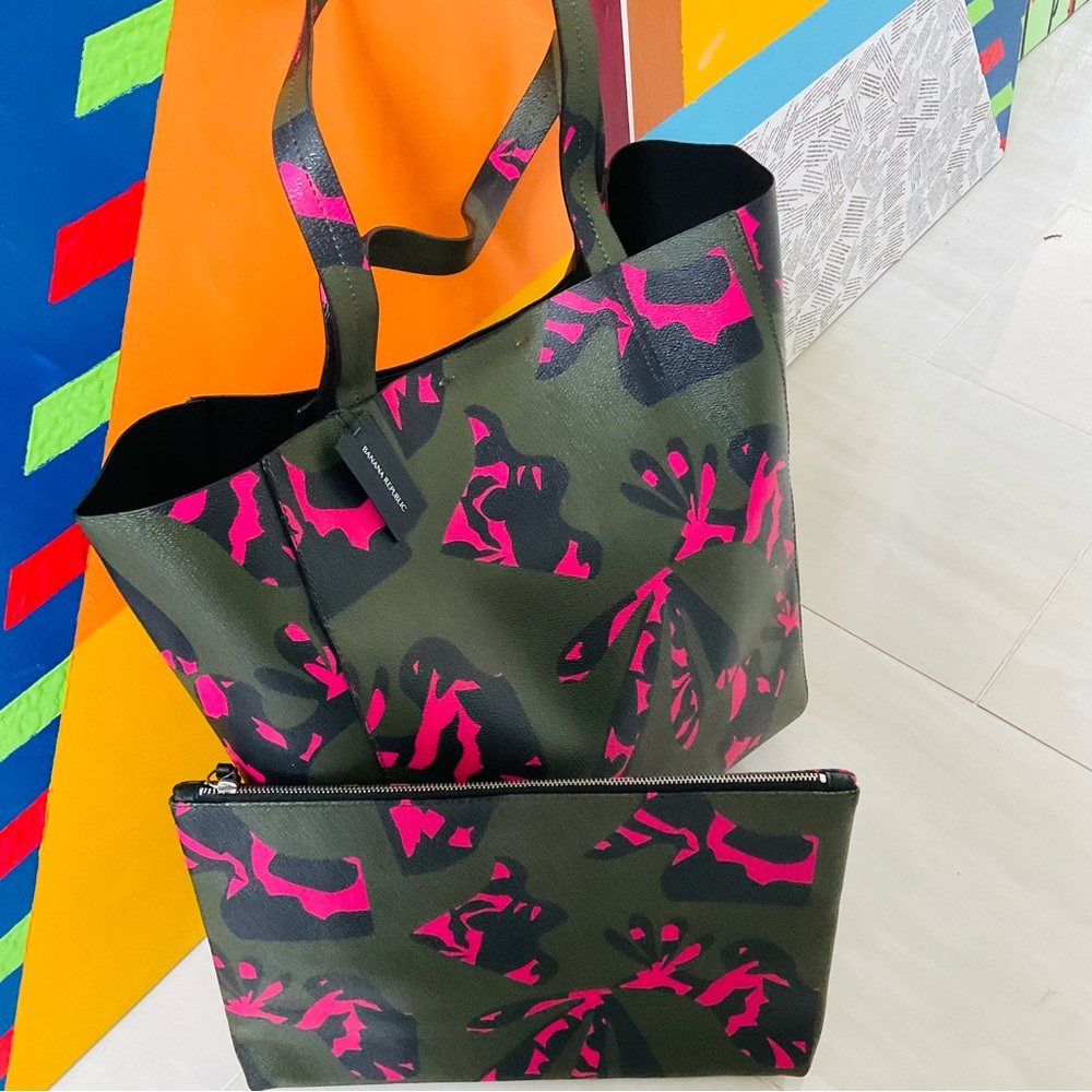 Banana Republic Bundle Graphic Tote Bag and Large Pouch - Picture 4 of 9